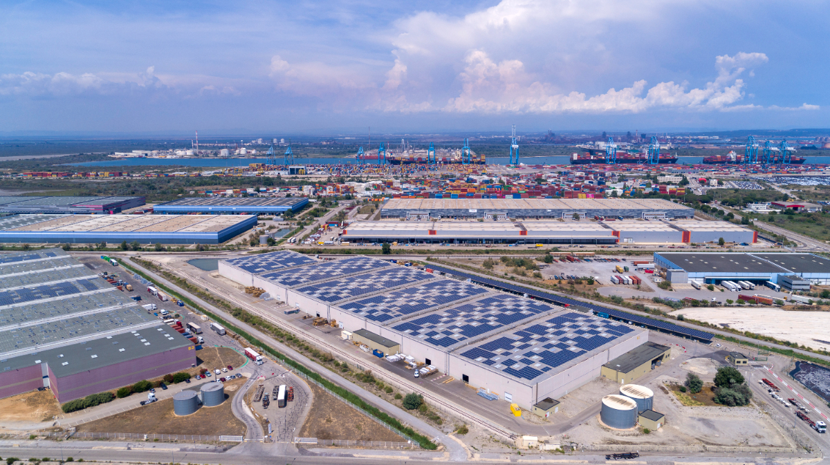 Panneaux solaires sur le toit des bâtiments